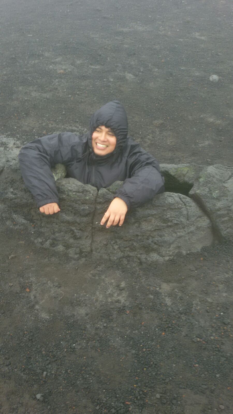 Volcán de Pacaya, pequeña cueva. (Foto: Luis Valladares)