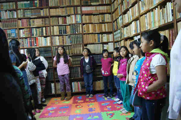 biblioteca cesar brañas atiende a niños