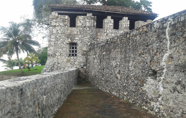 castillo de san felipe interior izabal guatemala