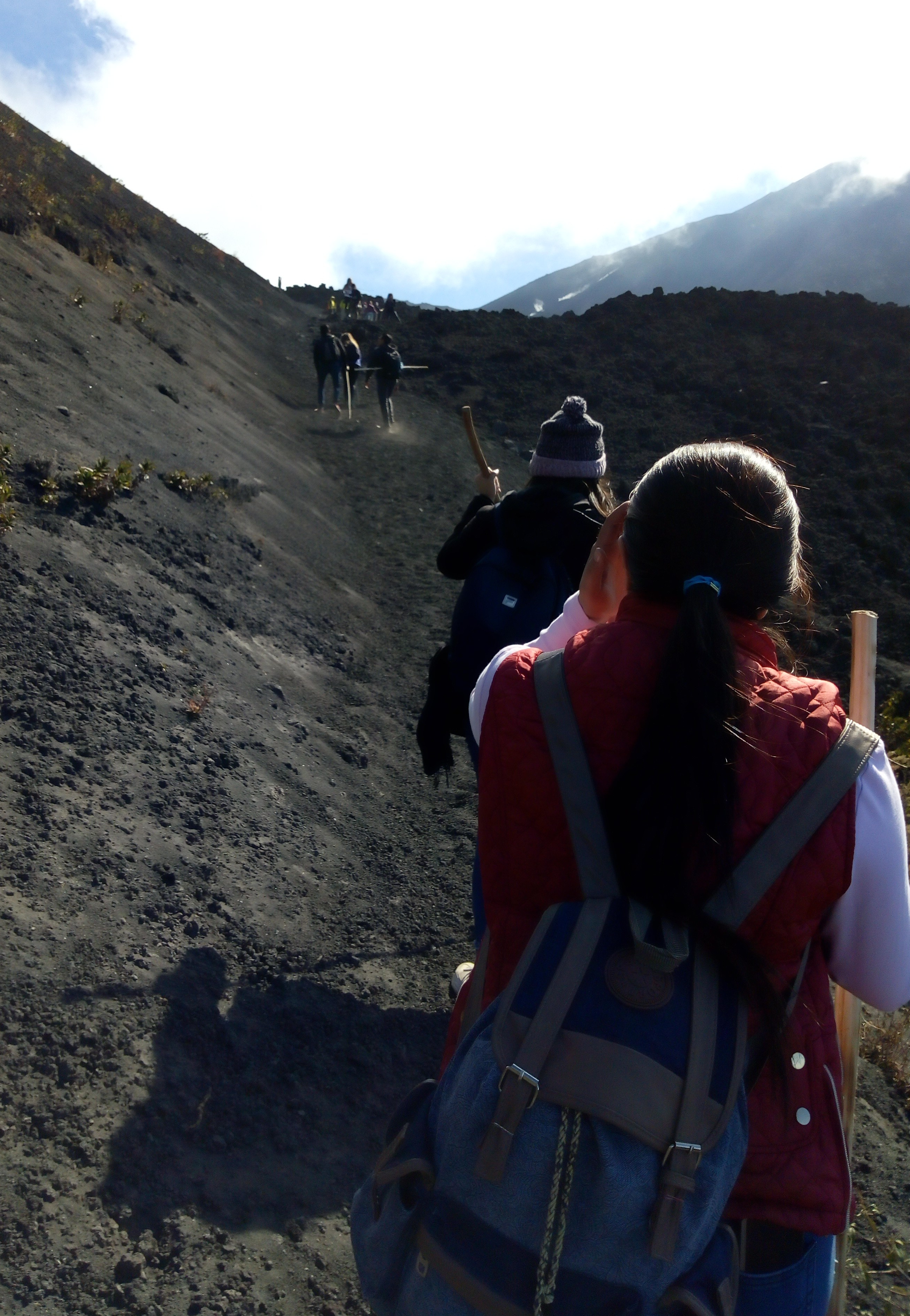 Caminata hacia el volcán.