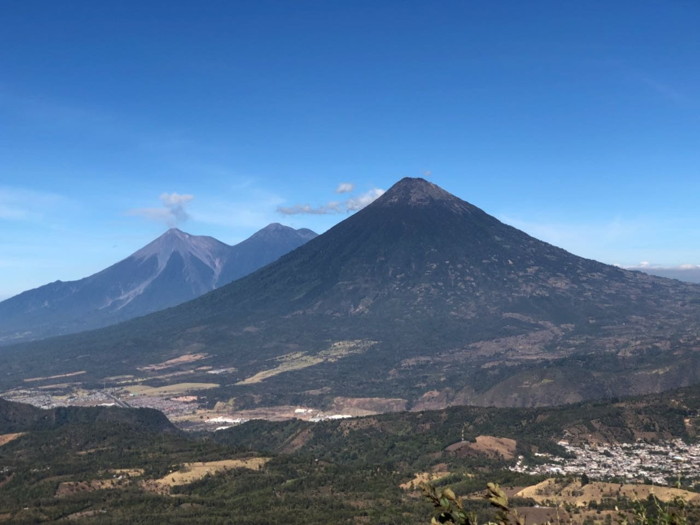 volcan de agua acatenango fueo desde el pacaya guatemala