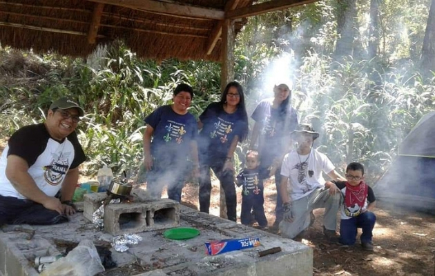 alfredo cocinando con leña en muxbal