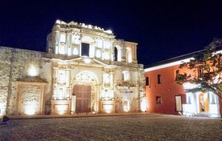 cooperacion española antigua guatemala de noche