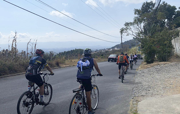 ciclistas del sur guatemala en colazo urbano