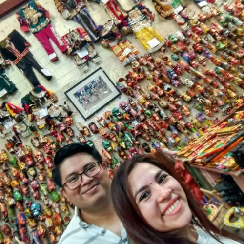 Máscaras de madera en una pared