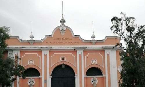 fachada del museo de arte maya guatemala