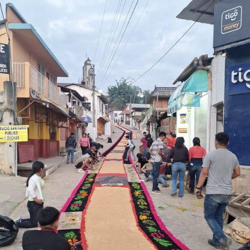 Alfombras de aserrin en semana santa guatemala