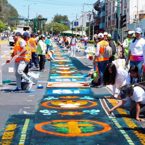 elaboración de alfombra de aserrín para procesión