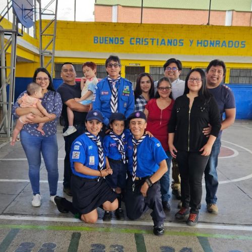 Familia de antiguos scouts y cachorro actual