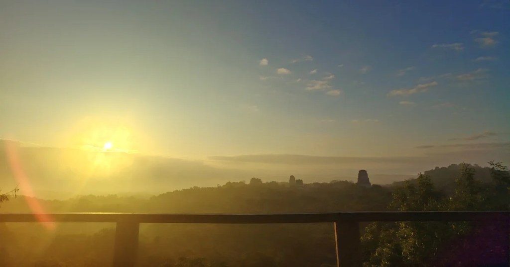 Amanecer en Tikal